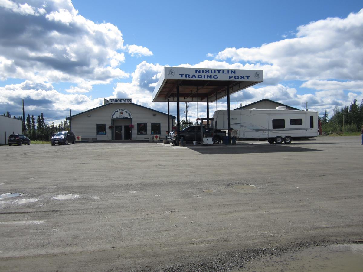 Nisutlin Trading Post Motel Teslin Экстерьер фото